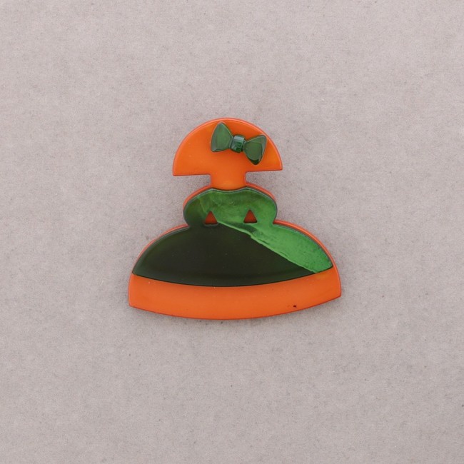 RESIN MENINA BROOCH