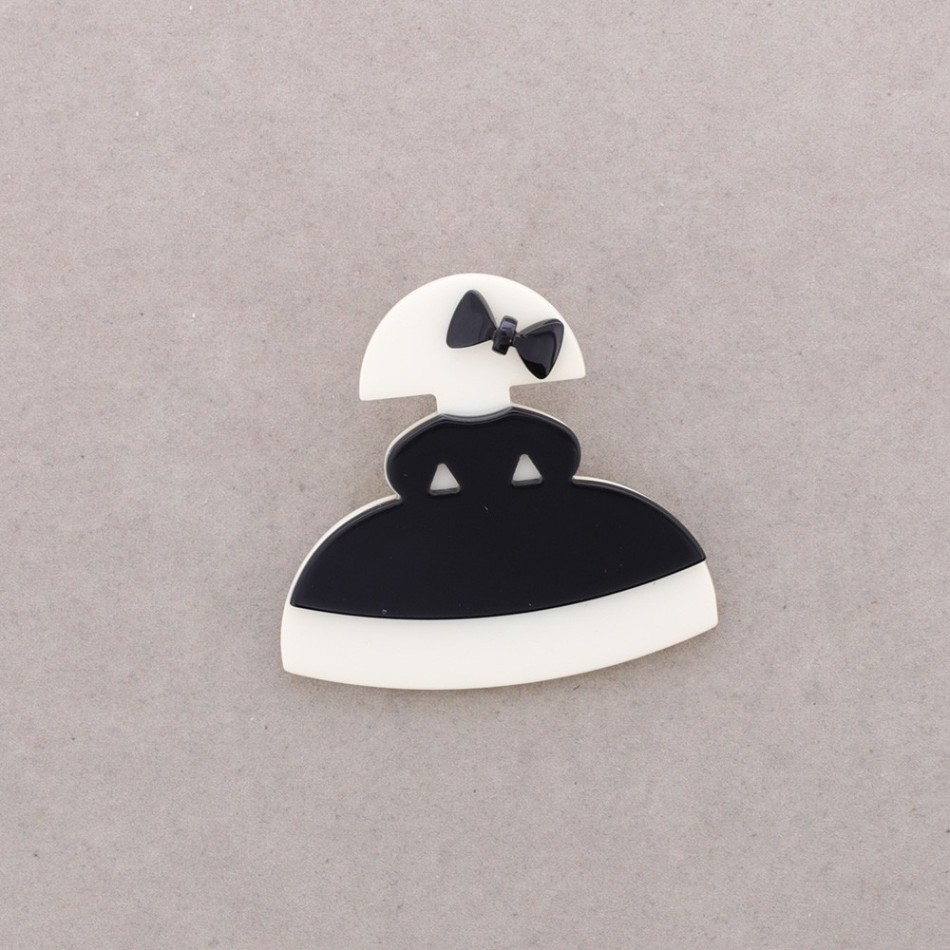 RESIN MENINA BROOCH
