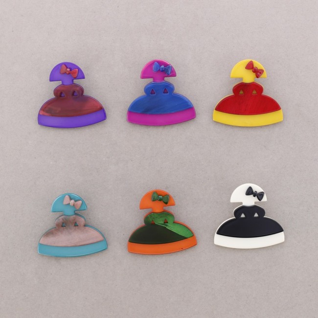 RESIN MENINA BROOCH