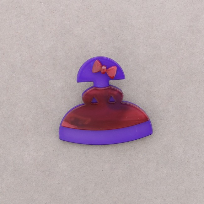 RESIN MENINA BROOCH