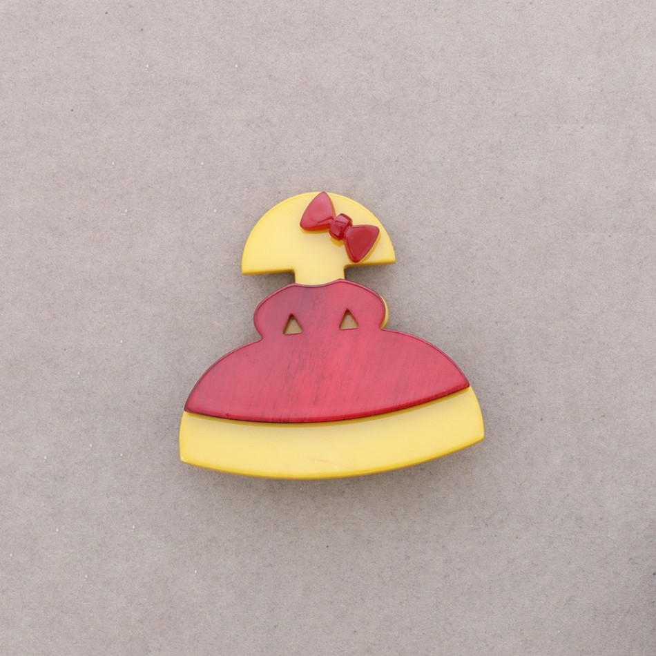 RESIN MENINA BROOCH