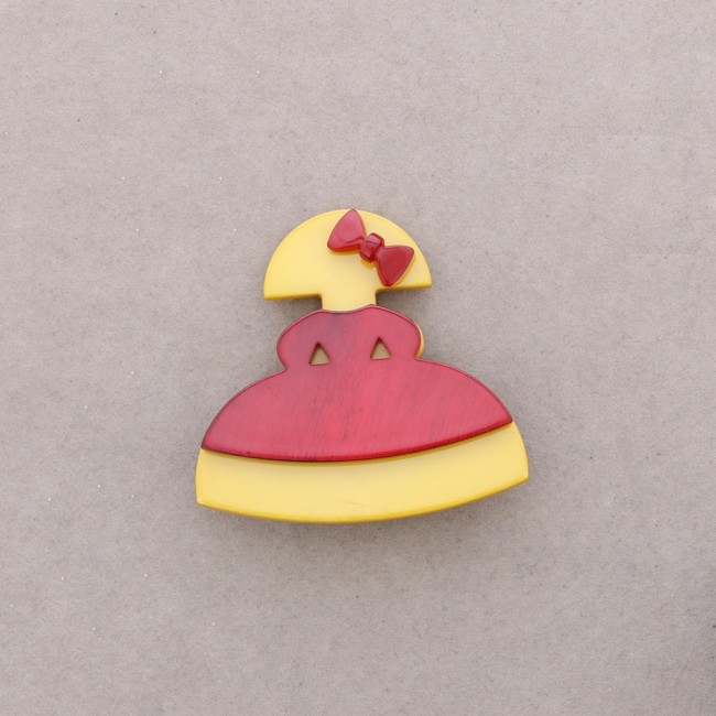 RESIN MENINA BROOCH
