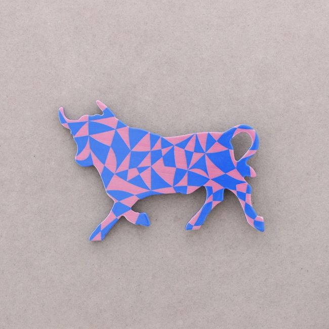 BULL MAGNETIC BROOCH RESIN DRAWING