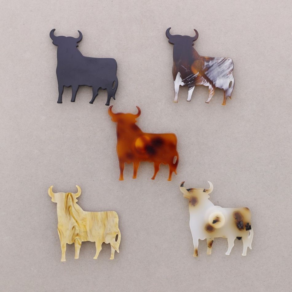 RESIN BULL MAGNETIC BROOCH