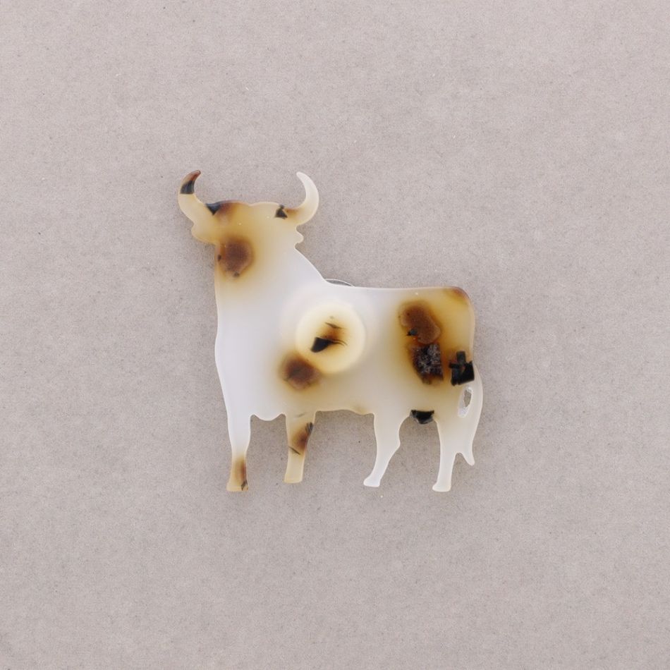 RESIN BULL MAGNETIC BROOCH