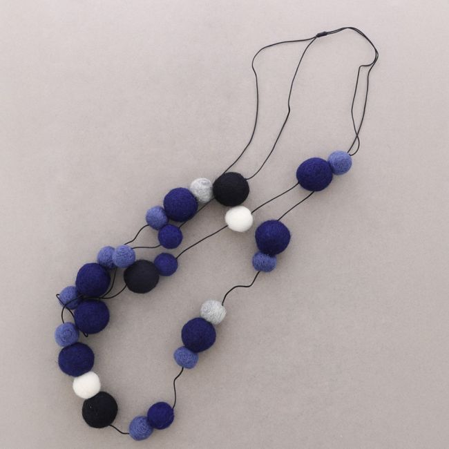 COLLAR LARGO DOBLE FILA BOLAS LANA