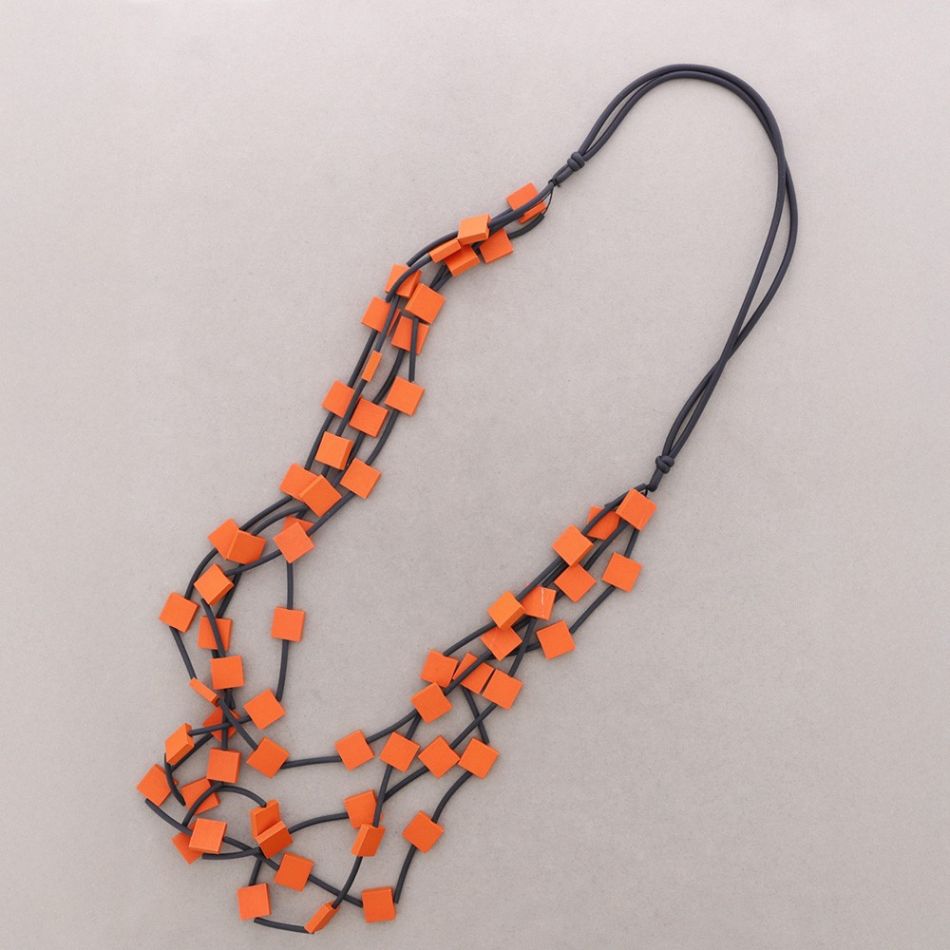COLLAR LARGO MULTI TIRAS CAUCHO CUADRADO MADERA
