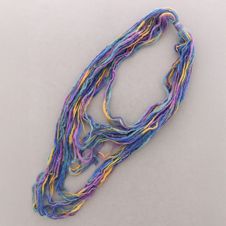 COLLAR LARGO MULTI TIRAS LANA