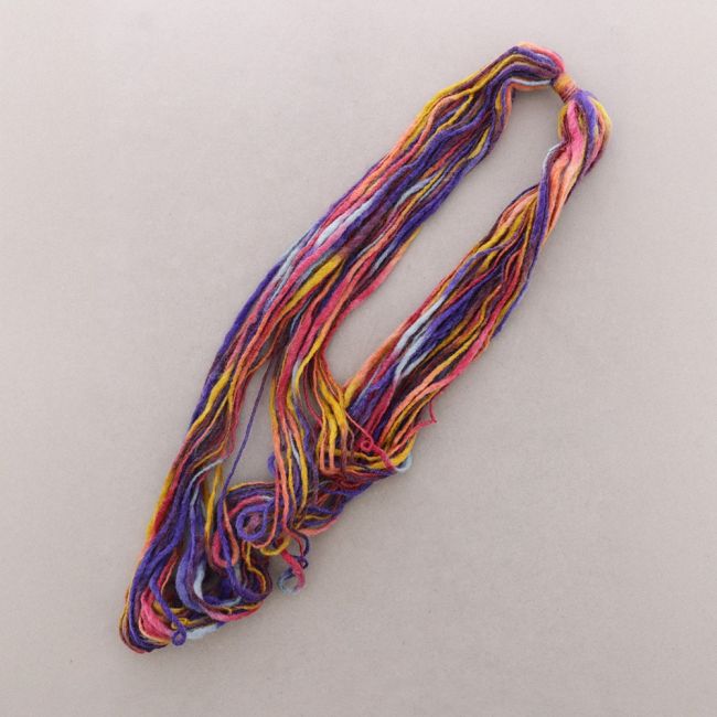 COLLAR LARGO MULTI TIRAS LANA