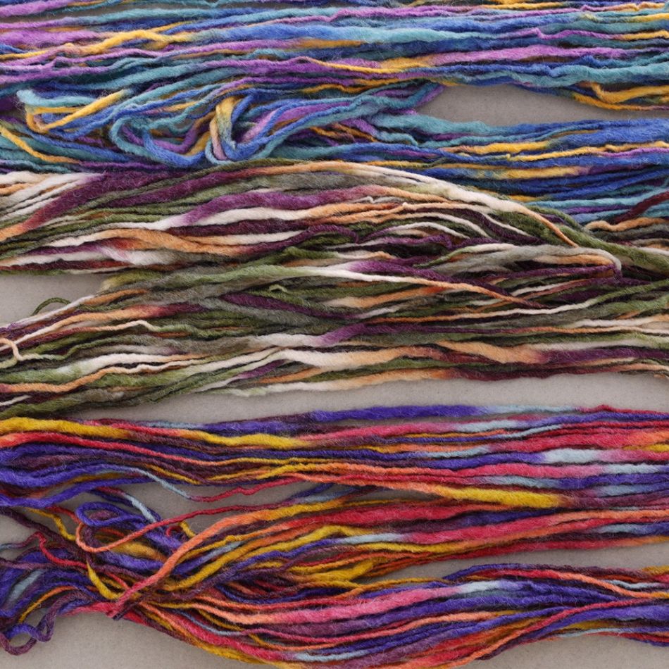 COLLAR LARGO MULTI TIRAS LANA