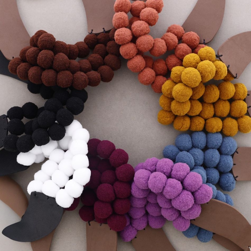 GARGANTILLA TRIPLE FILA POMPONES