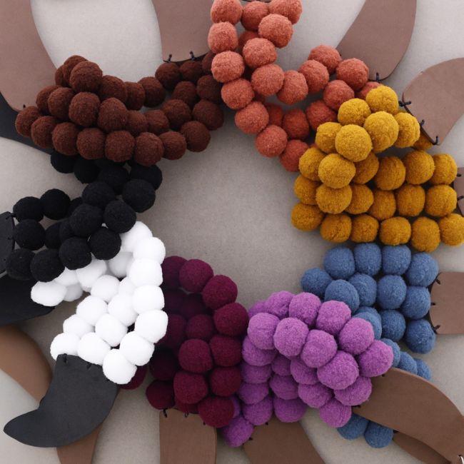 GARGANTILLA TRIPLE FILA POMPONES