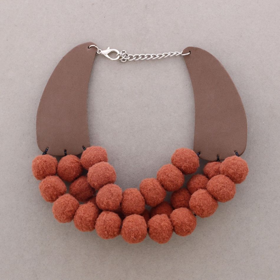 GARGANTILLA TRIPLE FILA POMPONES
