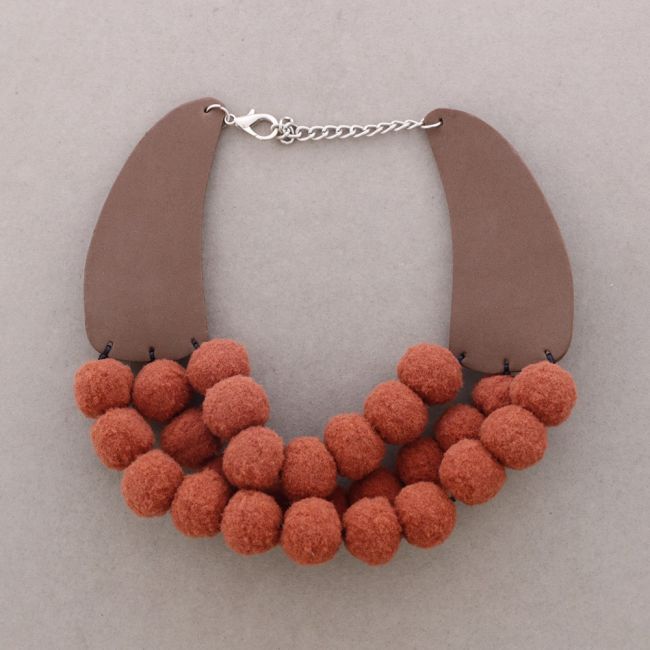 GARGANTILLA TRIPLE FILA POMPONES