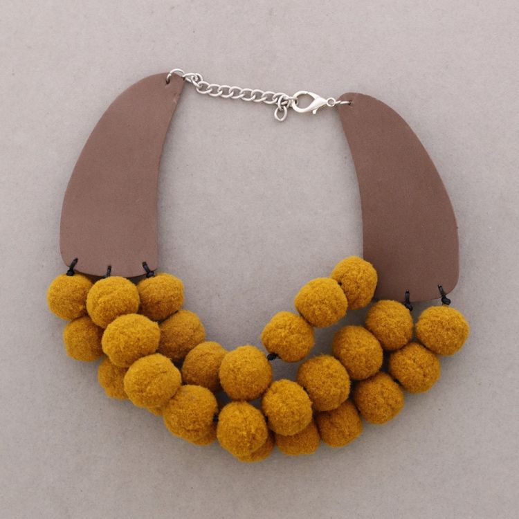 GARGANTILLA TRIPLE FILA POMPONES