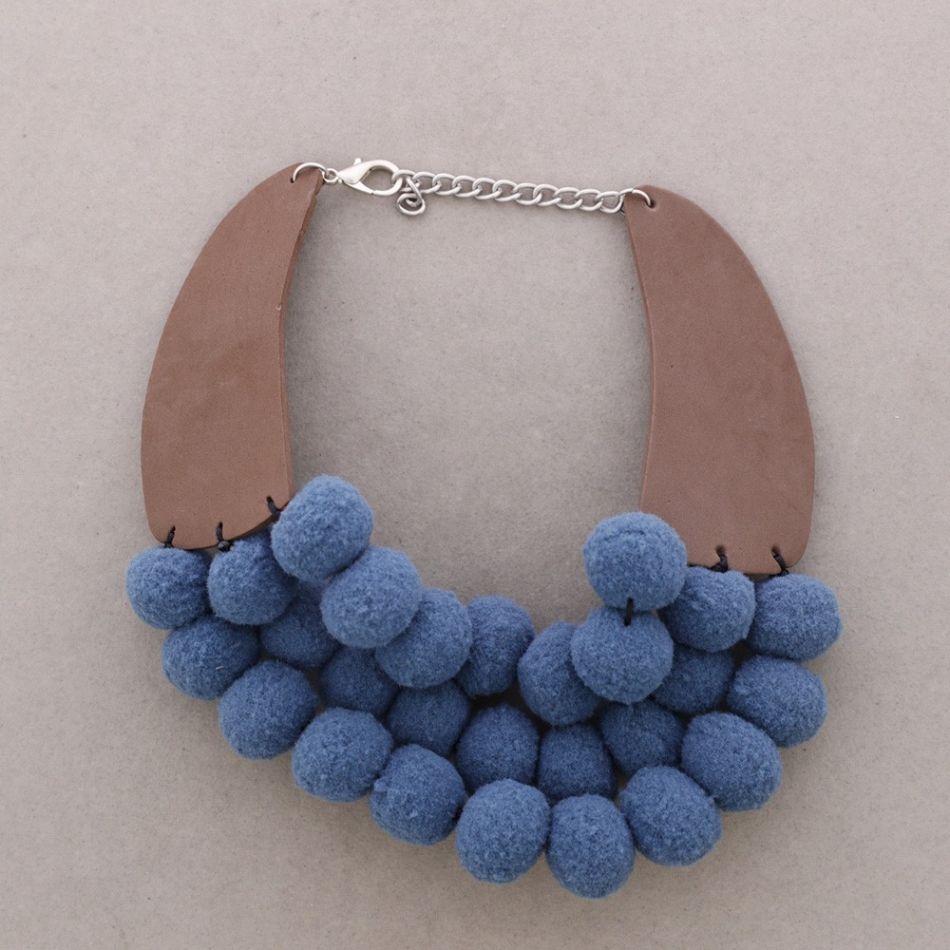 GARGANTILLA TRIPLE FILA POMPONES