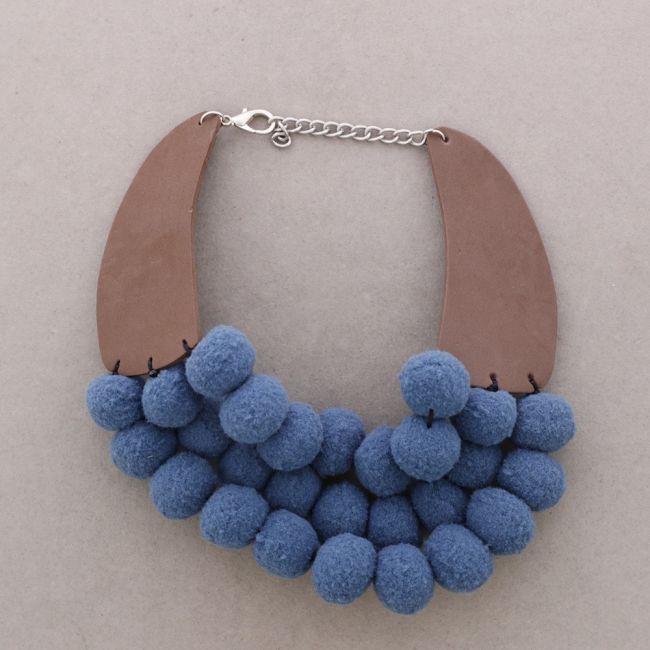 GARGANTILLA TRIPLE FILA POMPONES
