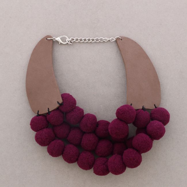 GARGANTILLA TRIPLE FILA POMPONES