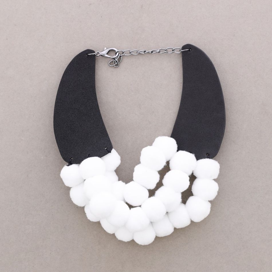GARGANTILLA TRIPLE FILA POMPONES