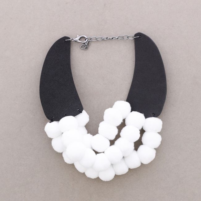 GARGANTILLA TRIPLE FILA POMPONES