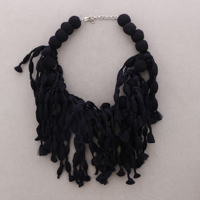 WOOL FRINGE CHOKER WITH LITTLE BALLS