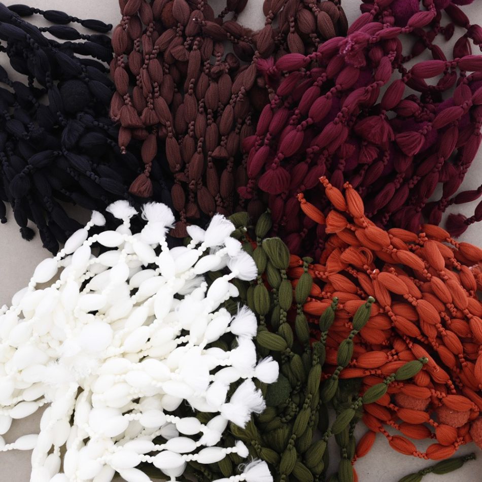 WOOL FRINGE CHOKER WITH LITTLE BALLS