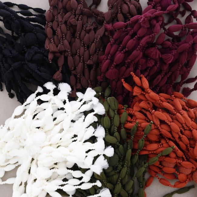 WOOL FRINGE CHOKER WITH LITTLE BALLS