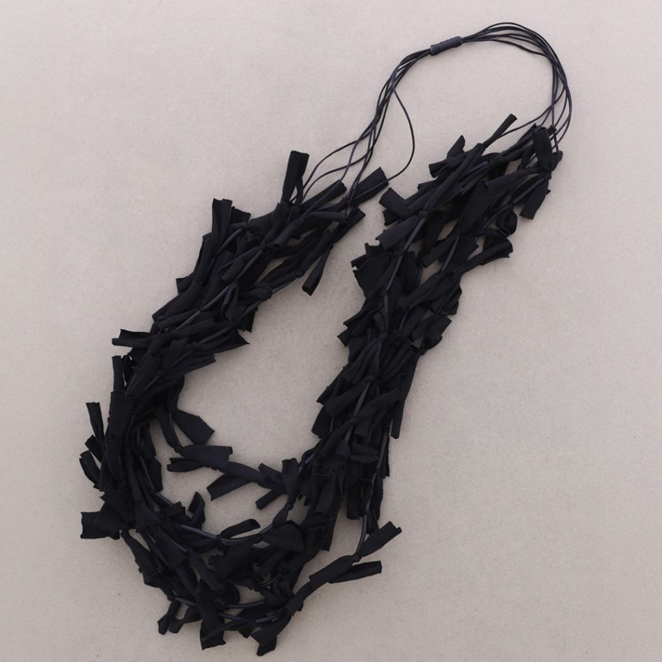 COLLAR LARGO MULTI FILAS FLECOS TELA