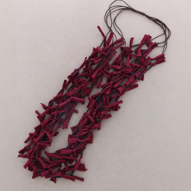 COLLAR LARGO MULTI FILAS FLECOS TELA