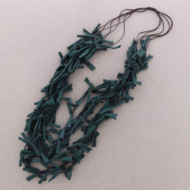 COLLAR LARGO MULTI FILAS FLECOS TELA