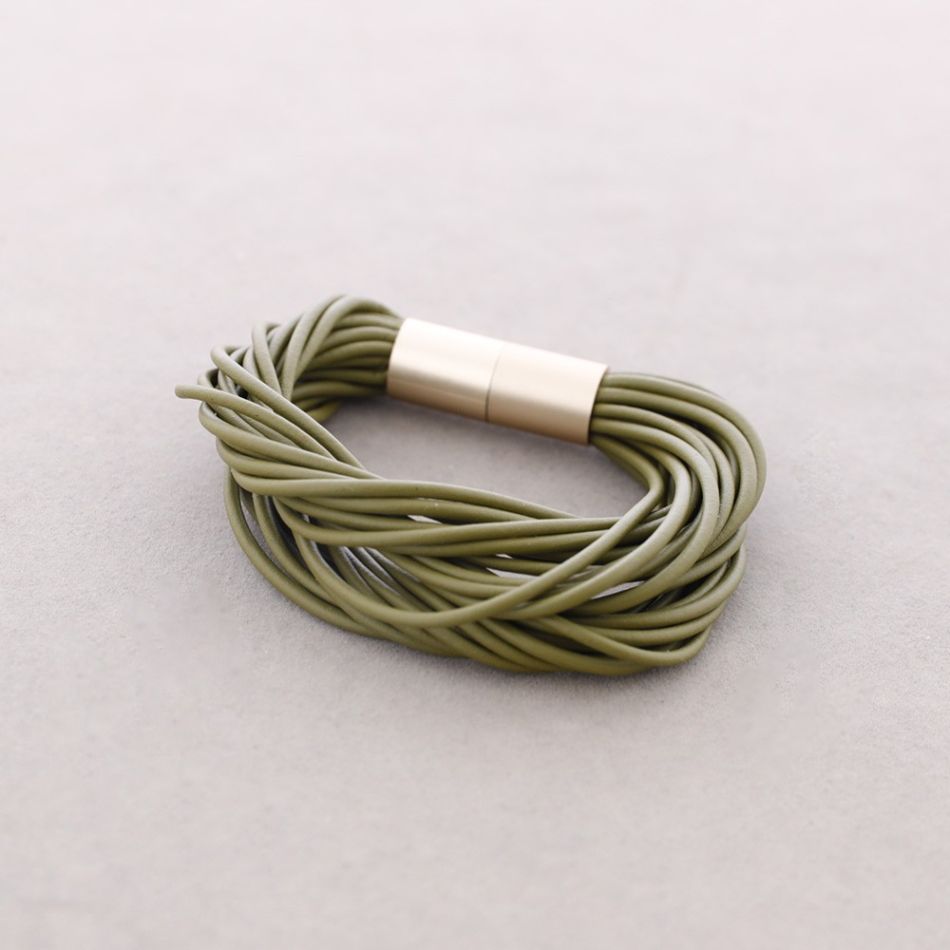 MULTI-STRIP RUBBER BRACELET WITH MAGNETIC CLASP