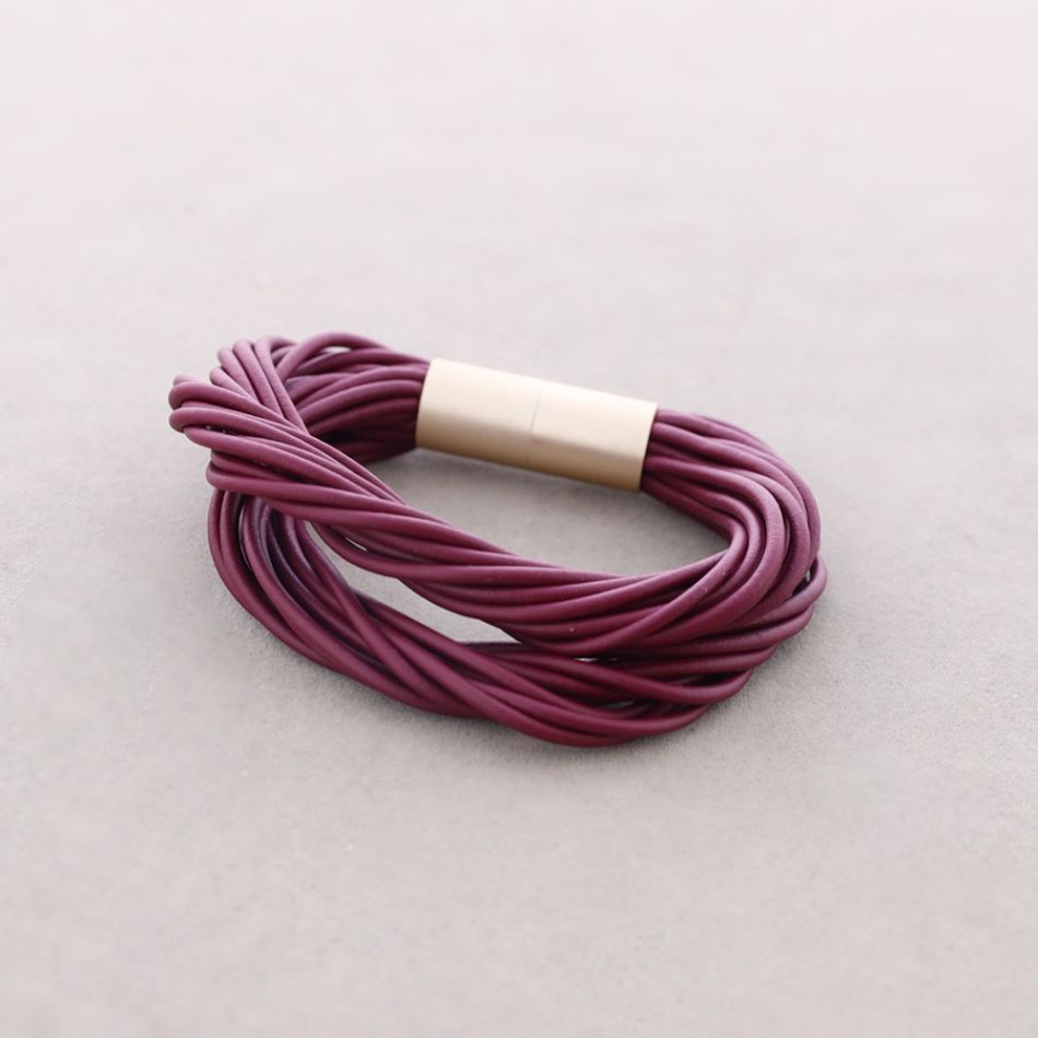 MULTI-STRIP RUBBER BRACELET WITH MAGNETIC CLASP