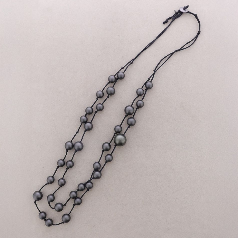 LONG DOUBLE BALL NECKLACE WITH METAL FINISH
