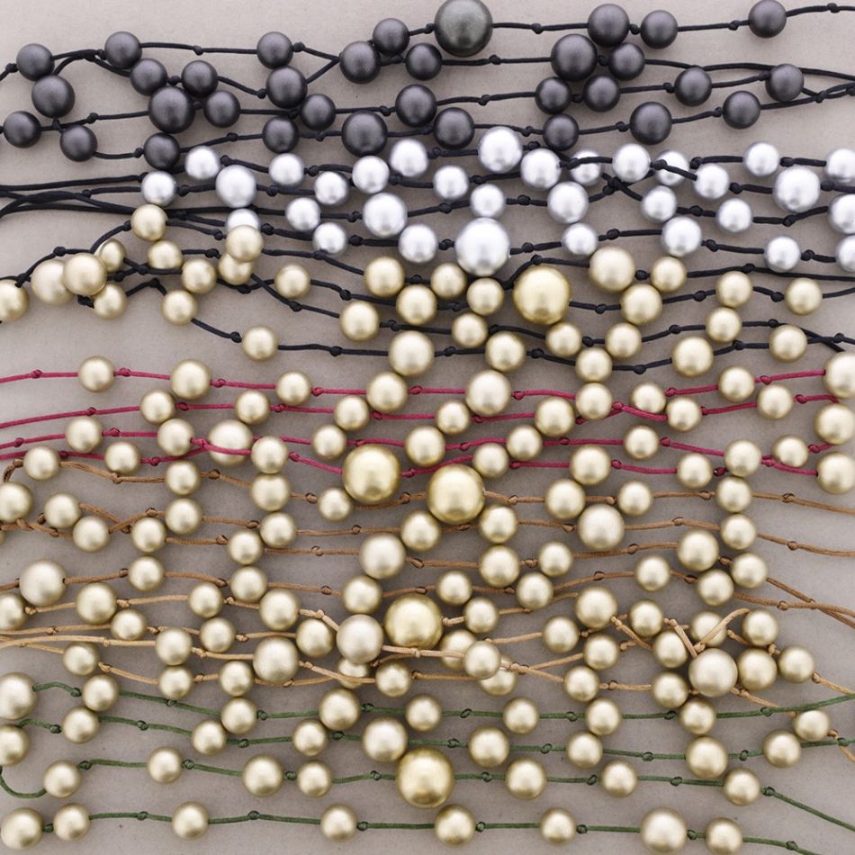 LONG DOUBLE BALL NECKLACE WITH METAL FINISH