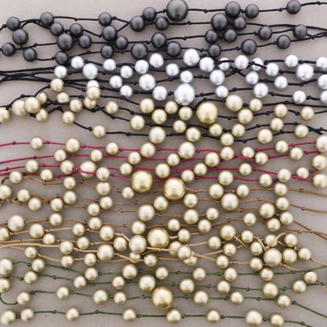 LONG DOUBLE BALL NECKLACE WITH METAL FINISH