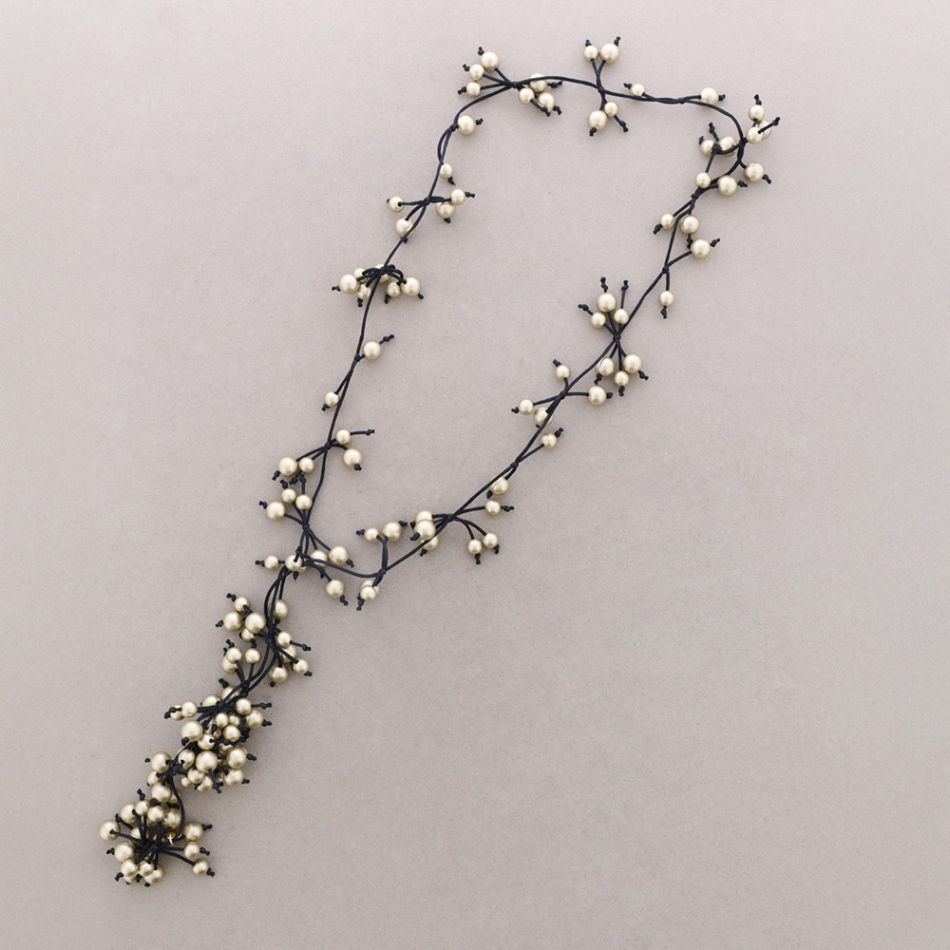 COLLAR LARGO ABIERTO FLECOS BOLAS ACABADO METAL