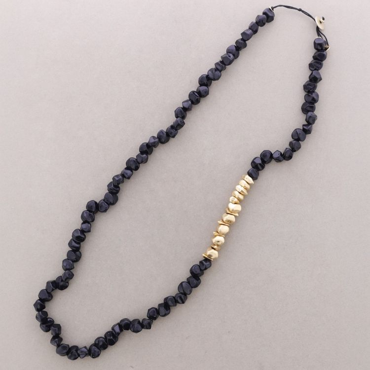 COLLAR LARGO CUENTAS RESINA METAL