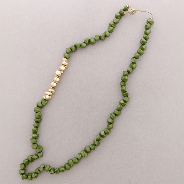COLLAR LARGO CUENTAS RESINA METAL 2