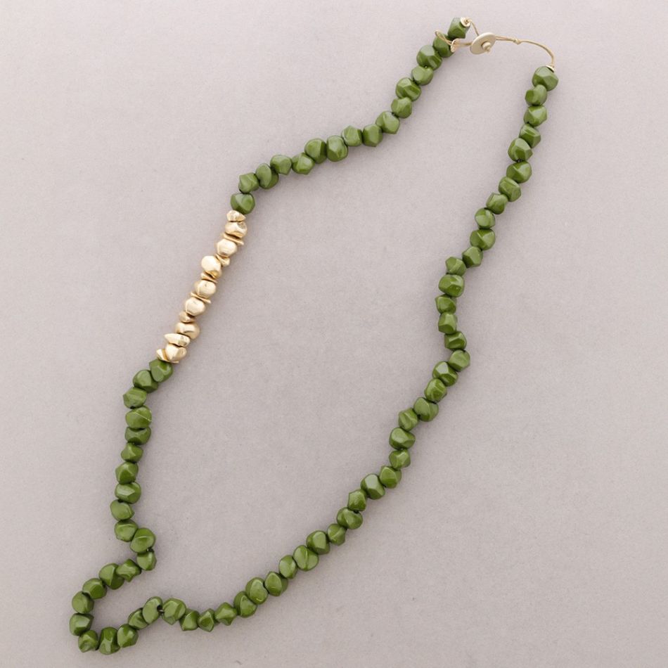 COLLAR LARGO CUENTAS RESINA METAL