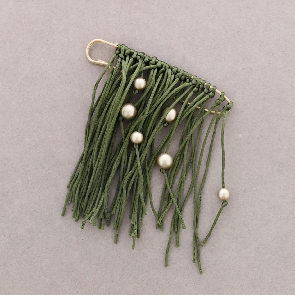 BROCHE ALFILER FLECOS BOLAS ACABADO METAL
