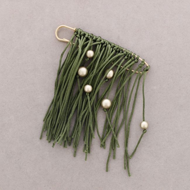 BROCHE ALFILER FLECOS BOLAS ACABADO METAL