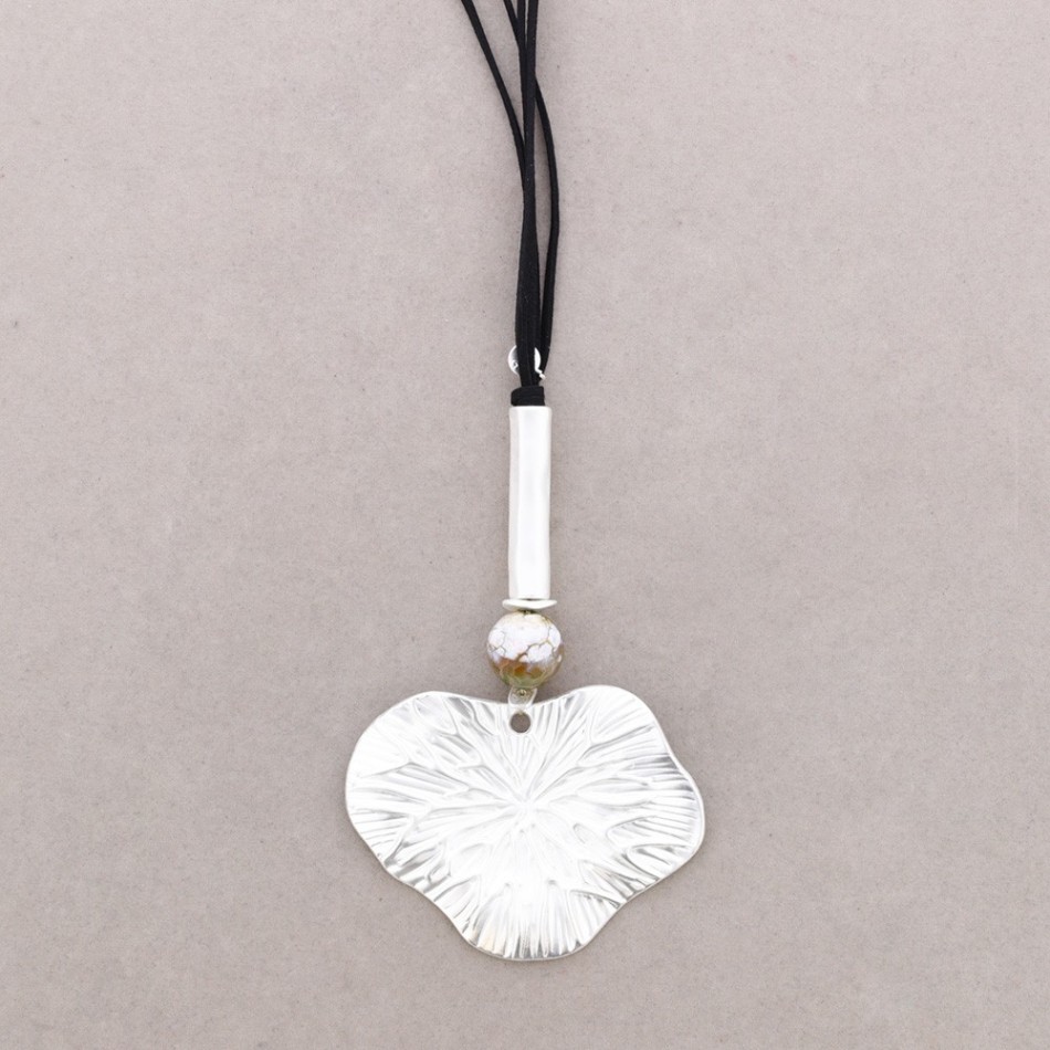 LONG METAL LEAF PENDANT NECKLACE