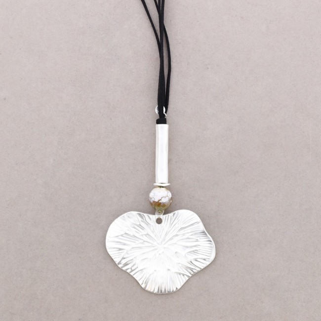 LONG METAL LEAF PENDANT NECKLACE