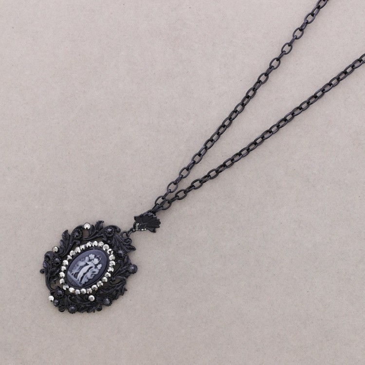 LONG NECKLACE WITH METAL RESIN PENDANT