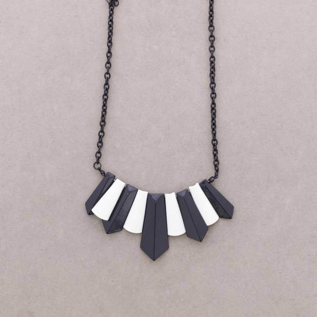 COLOURED METAL CHOKER
