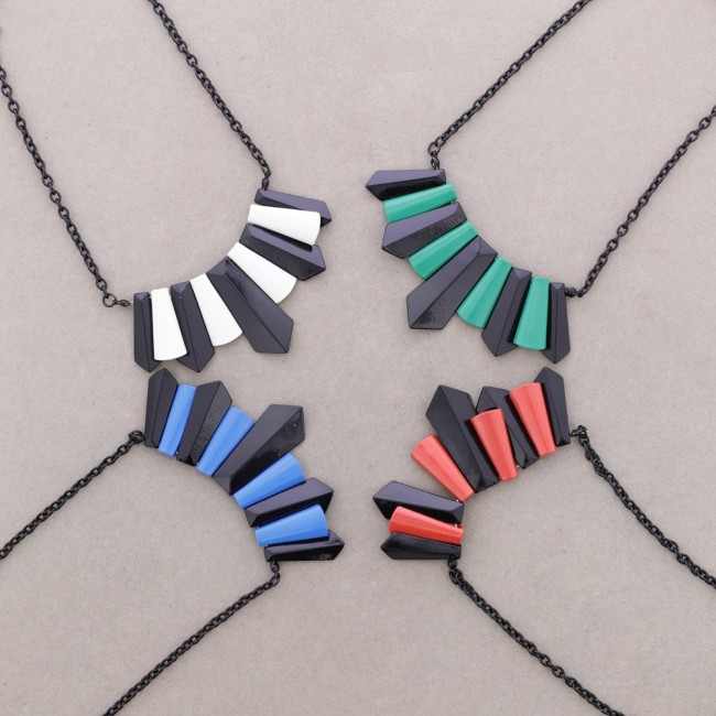 COLOURED METAL CHOKER