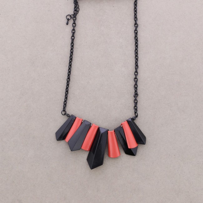 COLOURED METAL CHOKER