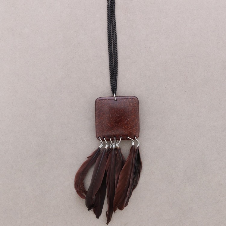 COLLAR LARGO COLG. RESINA PLUMAS