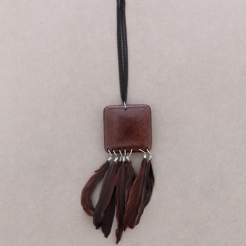COLLAR LARGO COLG. RESINA PLUMAS