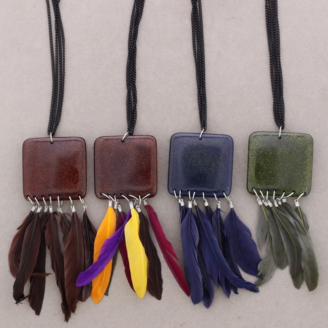 COLLAR LARGO COLG. RESINA PLUMAS